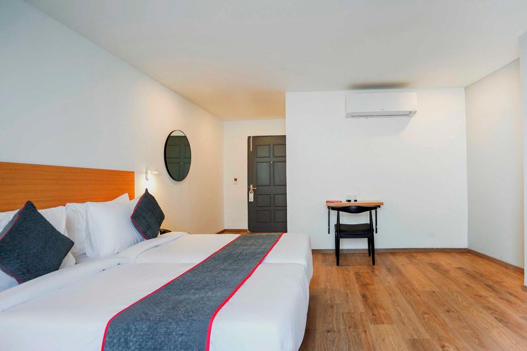 Super Townhouse O Hotel Aditya Residency Near Parthala Over Bridge Sector 121 Noida Indirapuram Buitenkant foto