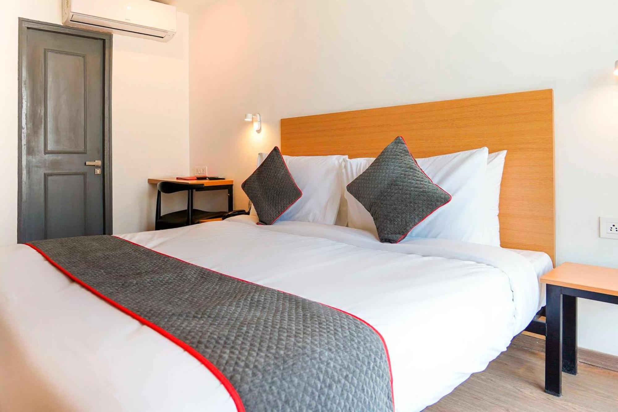 Super Townhouse O Hotel Aditya Residency Near Parthala Over Bridge Sector 121 Noida Indirapuram Buitenkant foto